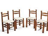 trois chaises en bois assises l'une à côté de l'autre sur une surface blanche