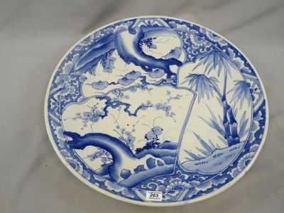 JAPON - Fin XIXe Grand plat en porcelaine Imari à décor bleu…