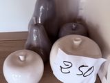 trois vases posés sur une étagère, avec une étiquette de prix dessus
