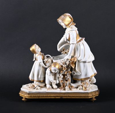 figurine représentant une femme avec deux enfants et un chien