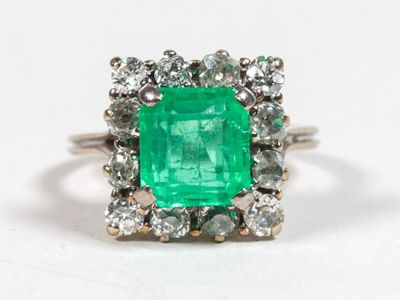 bague en émeraude et diamant sur fond blanc