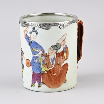 une image représentant une tasse avec une anse sur laquelle figure l'image d'un homme à cheval