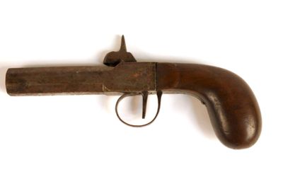 un vieux fusil exposé sur une surface blanche