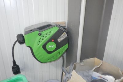 une photo d'un outil électrique vert et noir dans une pièce