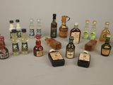 de nombreux types de bouteilles d'alcool sur la table