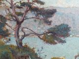 une peinture à l'huile représentant un arbre sur une falaise surplombant un plan d'eau