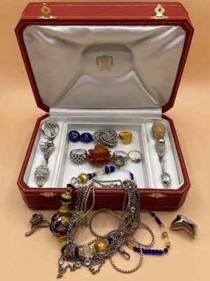 un écrin rouge contenant tout un tas de bijoux