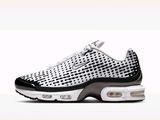 La Nike Air Max 95 est dotée d'un motif à carreaux noirs et blancs