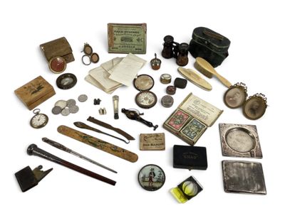 beaucoup d'objets anciens qui se trouvent sur la table