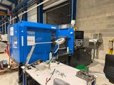une machine bleue qui se trouve dans un bâtiment