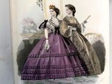 une photo d'une femme en robe violette et d'une femme en robe rose