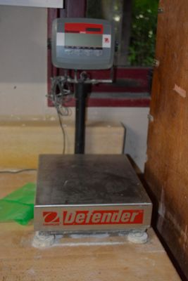 une image représentant une balance posée sur une table en bois