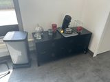 un meuble noir sur lequel est posée une cafetière