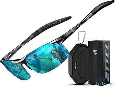un gros plan sur une paire de lunettes de soleil avec son étui