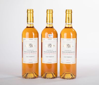 trois bouteilles de vin posées les unes à côté des autres sur une surface blanche