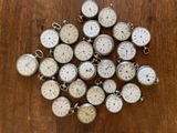 beaucoup d'horloges posées sur la table
