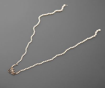 Collier de perles de probablement fines, le fermoir ajouré e…