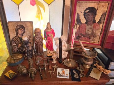 une table sur laquelle sont disposés de nombreux objets religieux