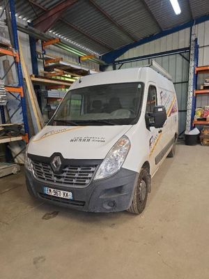 une camionnette garée dans un garage