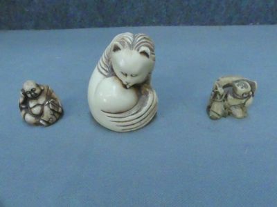 trois petites figurines d'animaux sur un fond bleu