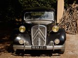 une voiture noire garée devant un bâtiment