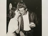 photographie en noir et blanc représentant un homme embrassant une femme dans une cuisine