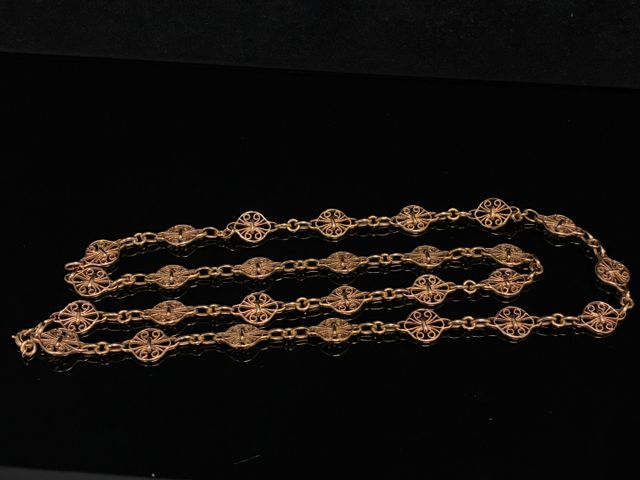 Collier en or 18 carats 750 millièmes à décor de maillons filigra...