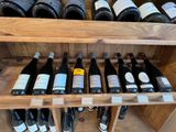 de nombreuses bouteilles de vin sur les étagères de la cave à vin