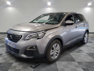 la voiture argentée est garée dans le garage sur un sol en damier
