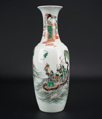 un vase blanc avec un tableau posé sur une table