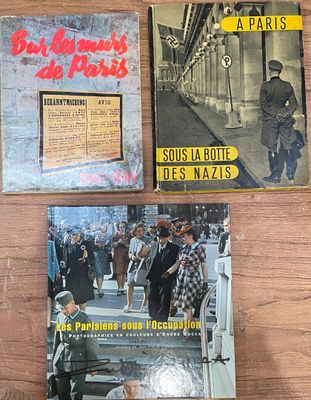 trois livres posés sur une table, avec la photo d'un homme marchant dans la rue
