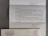 Deux enveloppes affranchies sont posées sur une table.