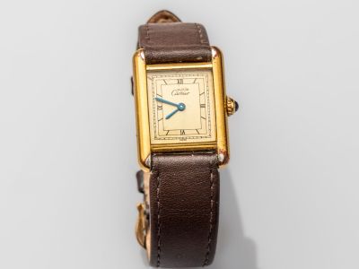 une image d'une montre-bracelet avec un bracelet en cuir marron