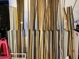 une pièce avec un tas de bâtons de bois et une chaise