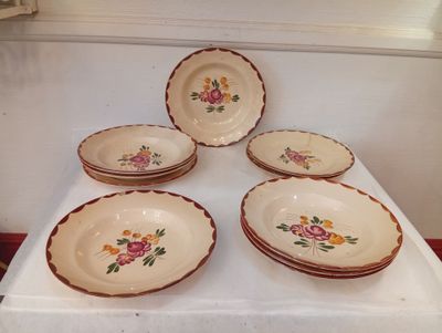 Agen? Partie de service de table en faience à décor de fleur…