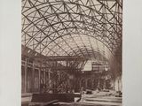 une vieille photo en noir et blanc d'un bâtiment avec un grand toit