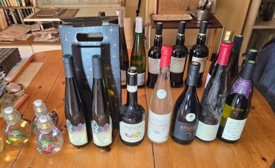 plusieurs bouteilles de vin posées sur une table en bois