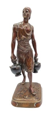 statue en bronze représentant une femme avec des casseroles et des poêles, posée sur un socle