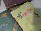 Trois vieux livres sont posés sur une table, à côté d'une tasse de café