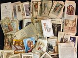 une pile de vieilles cartes posée sur une surface noire