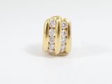 gros plan d'une bague en or et diamants sur fond blanc