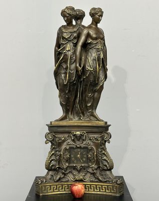 Les trois grâces. Importante pendule en bronze à patine brun…