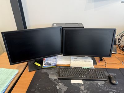 deux écrans d'ordinateur et un clavier sur un bureau