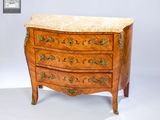 une petite commode avec un plateau en marbre