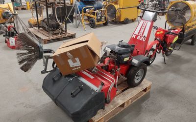 une photo d'une petite machine dans un entrepôt