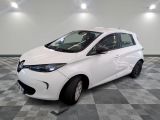 la photo d'une voiture blanche garée dans un garage