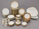 de nombreuses assiettes et tasses empilées les unes sur les autres