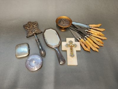 un grand nombre d'objets posés sur une table