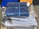 beaucoup de sacs sur une palette à côté d'un carton