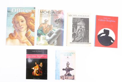beaucoup de livres accrochés au mur